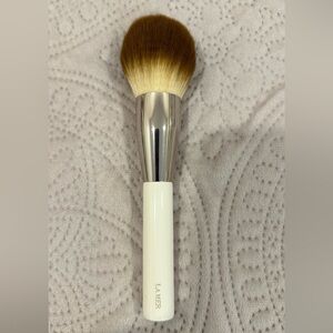 La Mer – The Powder Brush